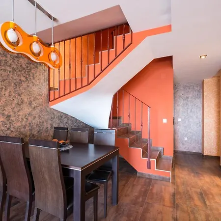Front Line Duplex Apartmán